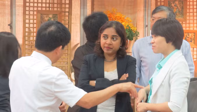 Kiều bào thảo luận trao đổi tại buổi gặp mặt.