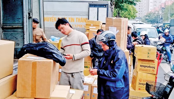 Cảnh bốc xếp hàng nhộn nhịp trước cửa chợ thuốc tân dược Hapu ở Hà Nội. Ảnh: Như Ý.