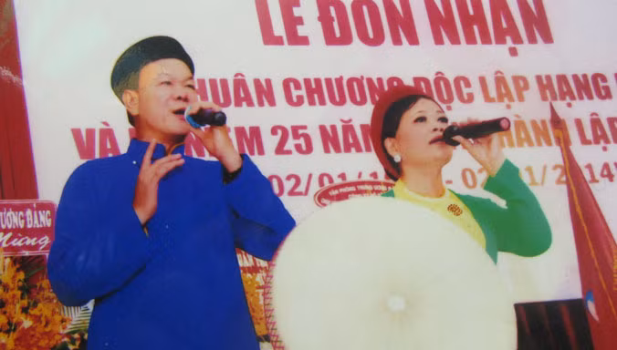 Nhạc sỹ Quý Thăng trong một tiết mục Quan họ.