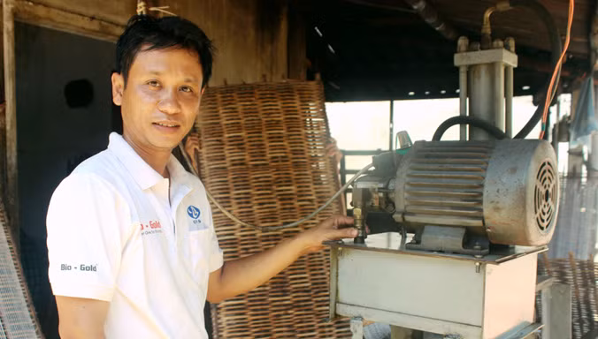 Chủ nhân của chiếc máy ép bún số 8 - anh Huỳnh Nguyễn Ngọc Thanh. Ảnh: Hoài Văn.
