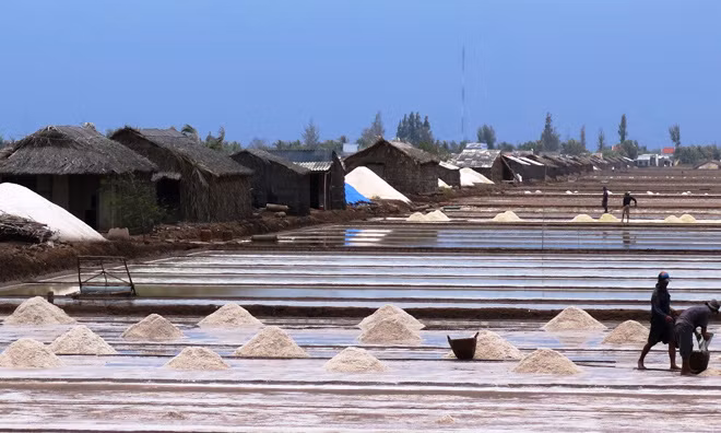 Muối mới chen muối cũ.
