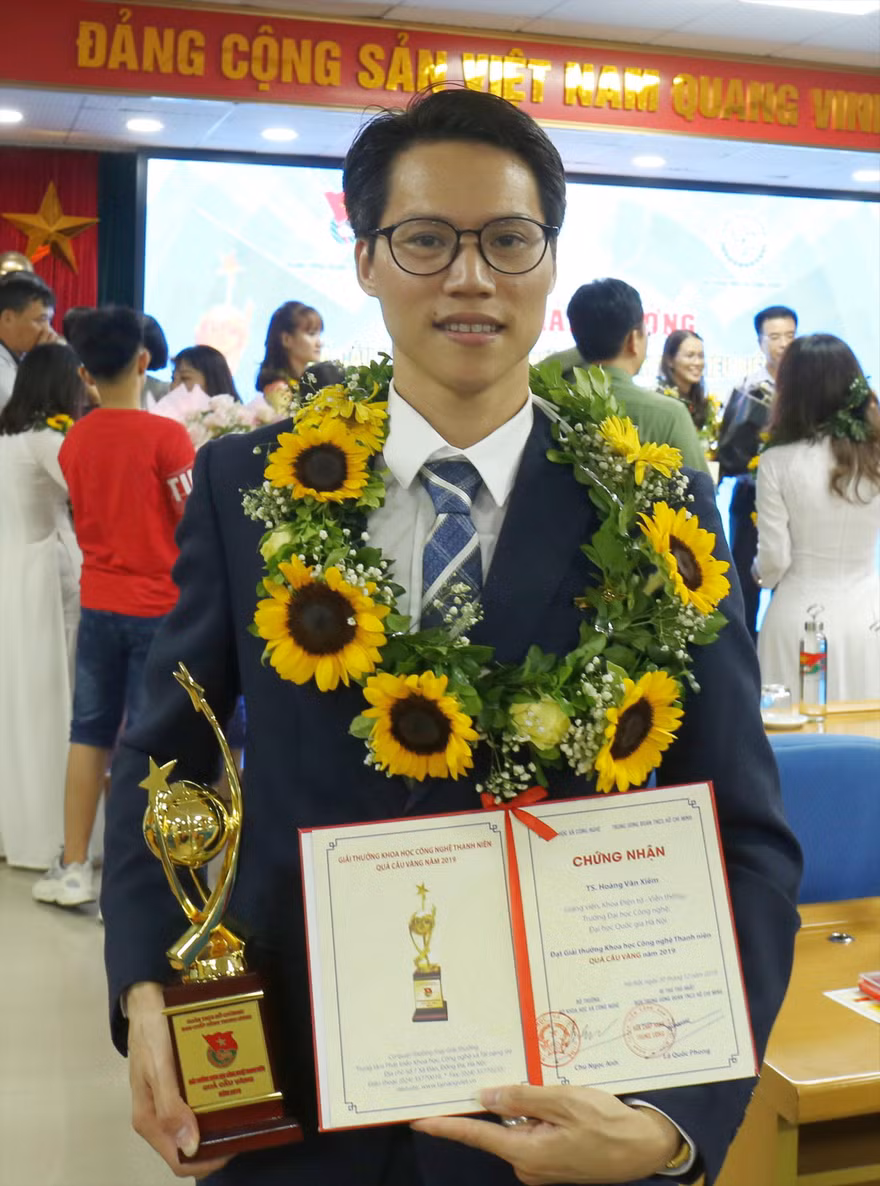 TS. Hoàng Văn Xiêm nhận Giải thưởng QCV 2019. ẢNH: BẢO ANH 