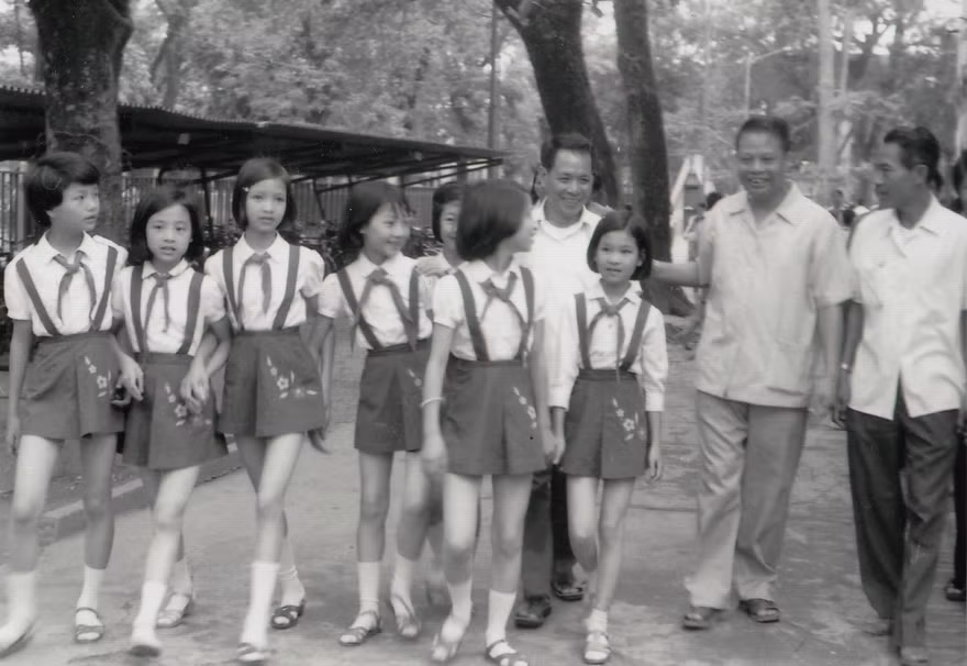 Đội Họa Mi cùng Giám đốc Cung Thiếu nhi Hà Nội Lê Khanh đón Bí thư Thứ nhất TƯ Đoàn thời đó- Đặng Quốc Bảo đến thăm. (Ông Đặng Quốc Bảo đứng giữa, ông Lê Khanh bên trái). Ảnh: Tư liệu
