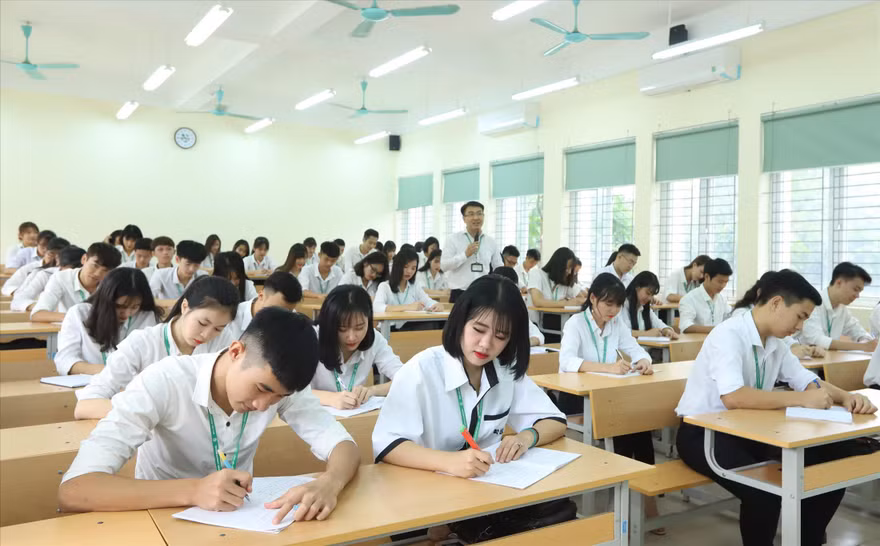 Tự chủ đại học kèm theo nỗi lo học phí tăng đối với sinh viên Ảnh: Diệp An 
