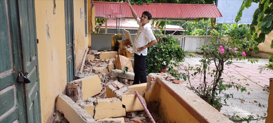 Hiện trường khu hiệu bộ bị đổ sập do ảnh hưởng của mưa lớn dài ngày 