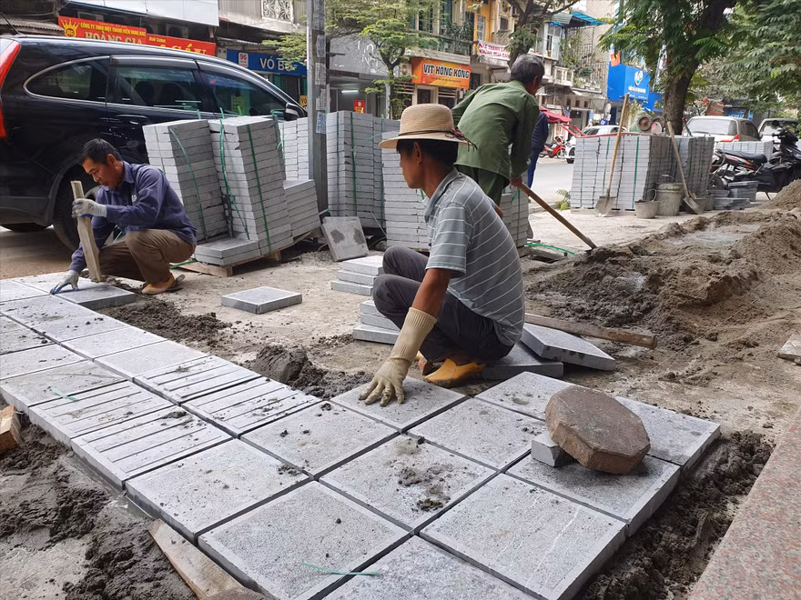 Công nhân đang lát đá tự nhiên tại phố Hòa Mã (ngày 2/12) 