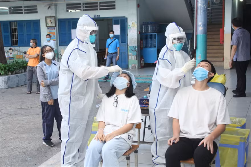 Thí sinh tham gia lấy mẫu xét nghiệm COVID-19 ngày 3/7 tại TPHCM