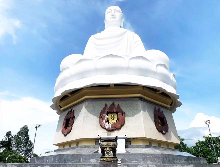 Tượng Kim Thân Phật Tổ - tượng phật ngoài trời lớn nhất Việt Nam được đặt tại vị trí cao nhất trên đồi Trại Thủy