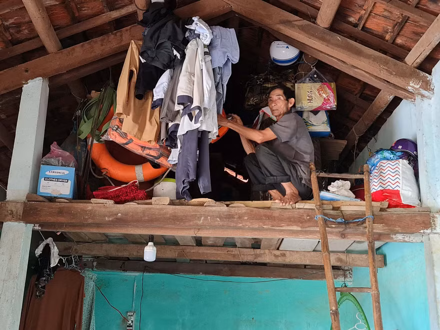 Rầm gỗ, nơi vợ chồng ông Hồ Văn Hồng và bà Huỳnh Thị Ninh tránh lũ suốt hai ngày liền. Ảnh: Hà Thương 