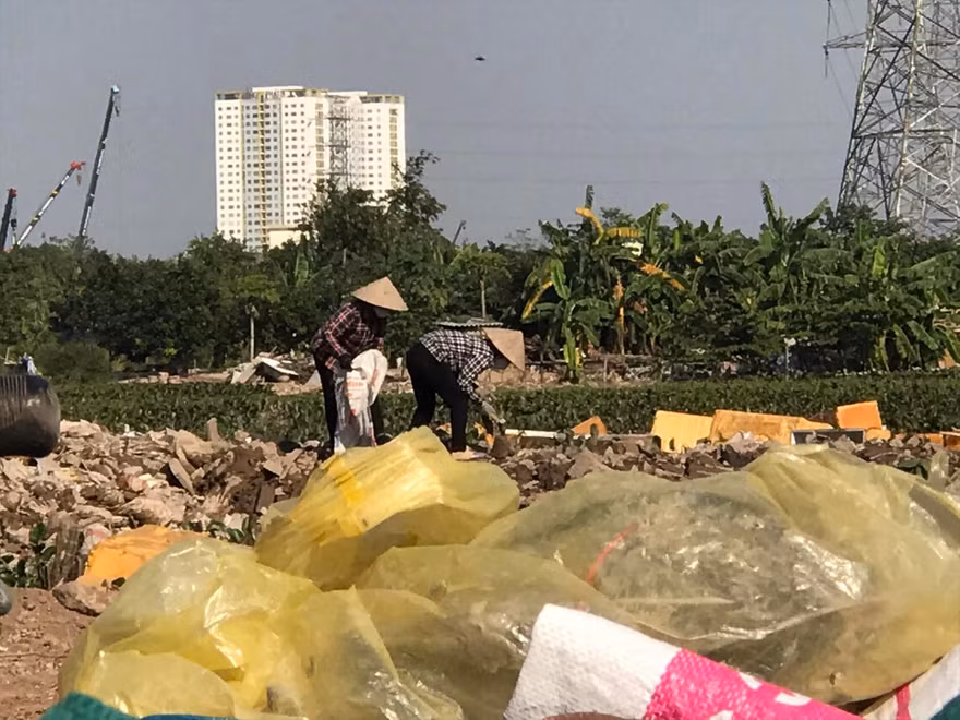 Những lao động tự do ở Hà Nội đang phấp phỏng khi Tết đến gần mà dịch COVID-19 vẫn diễn biến phức tạp Ảnh: Hoàng Phong 