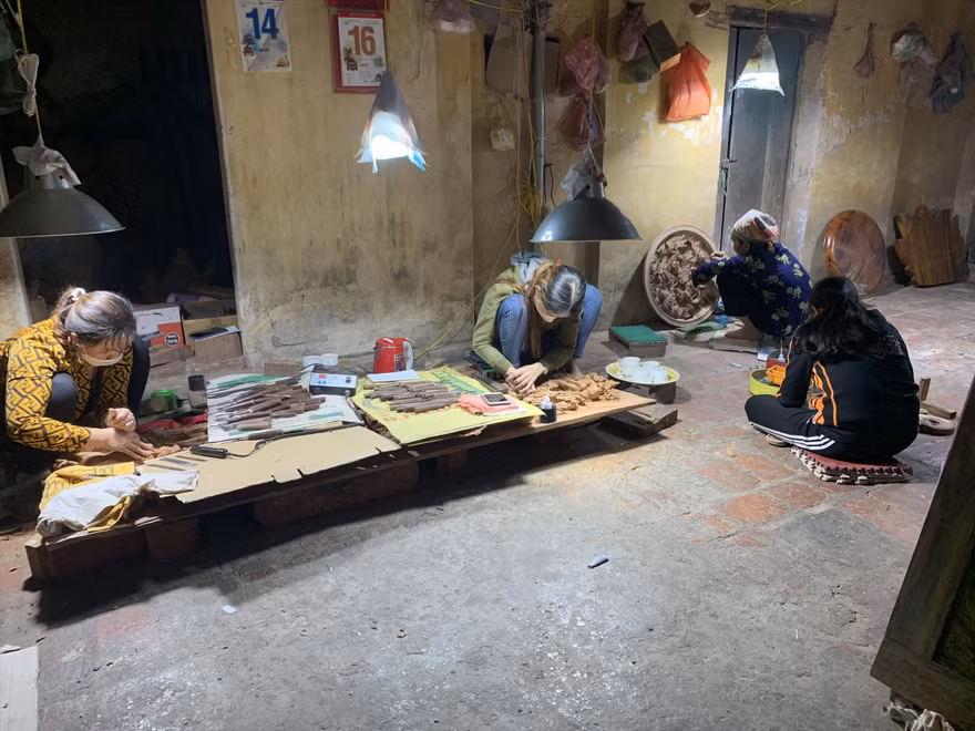 HTX đồ gỗ mỹ nghệ cần vay vốn cho vụ sản xuất hàng cuối năm, tuy nhiên đang gặp khó vì yêu cầu định giá tài sản 