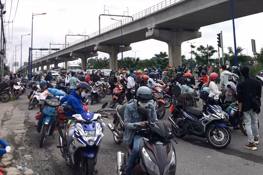  Dòng người về quê bị chặn lại ở cửa ngõ TPHCM