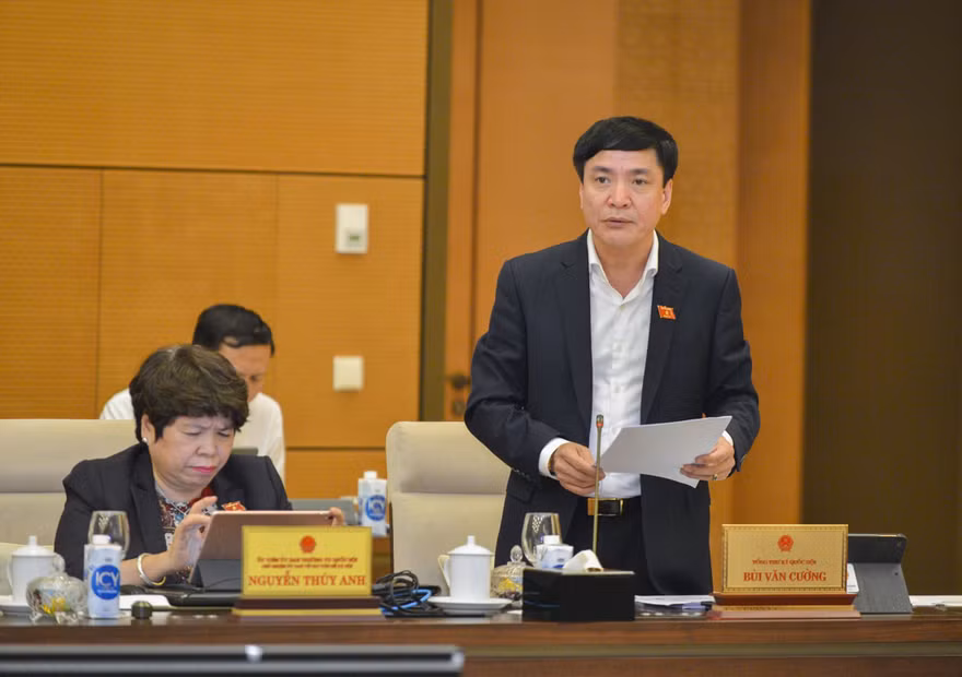 Tổng thư ký, Chủ nhiệm Văn phòng Quốc hội Bùi Văn Cường báo cáo tại phiên họp 