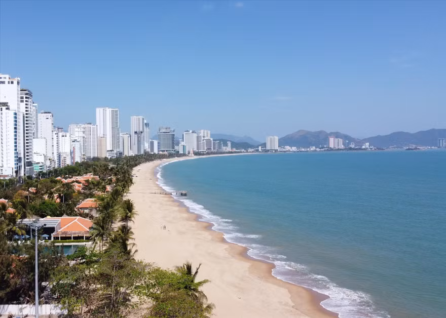 Mặt biển vịnh Nha Trang được tỉnh Khánh Hoà lấy lại để làm bãi tắm cho người dân. Ảnh: Lữ Hồ