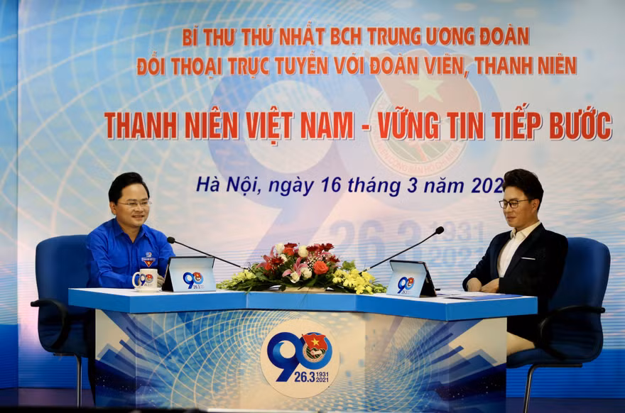 MC Lê Anh và Bí thư thứ nhất T.Ư Ðoàn Nguyễn Anh Tuấn tại buổi đối thoại 