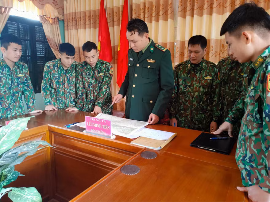 Cán bộ, chiến sỹ đồn biên phòng Ba Sơn bàn kế hoạch phá án ma túy