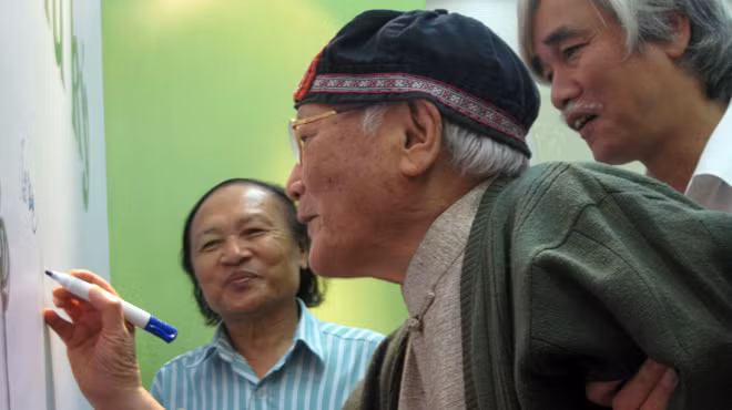 Nhà văn Tô Hoài ký tặng tại lễ kỷ niệm Dế Mèn phiêu lưu ký tròn 70 tuổi - Ảnh: Tuổi Trẻ