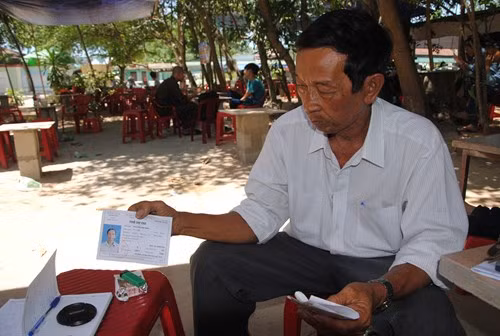 Ông Nguyễn Văn Minh sau buổi thi môn Hóa.