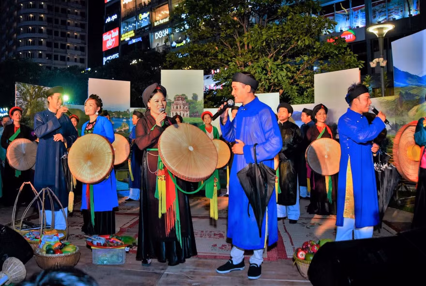 Biểu diễn Quan họ đương đại “Người Ở, Người Về” trên đường Nguyễn Huệ (TP.HCM). Ảnh: Trần Nguyễn Anh
