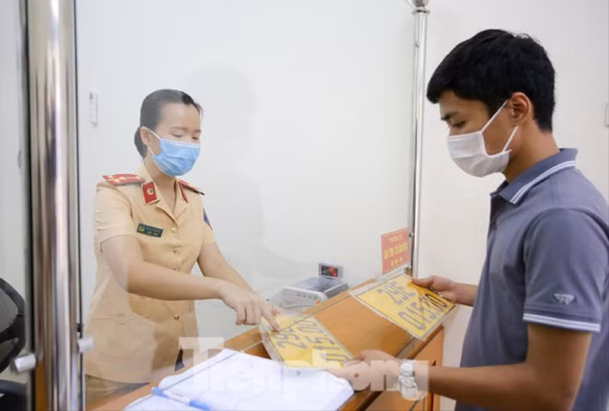 Người dân nhận biển số xe tại Hà Nội 