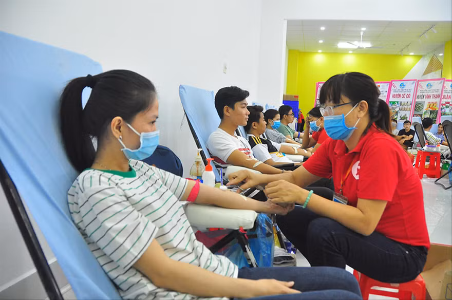 Các bạn trẻ tham gia hiến máu ẢNH: HÒA HỘI 