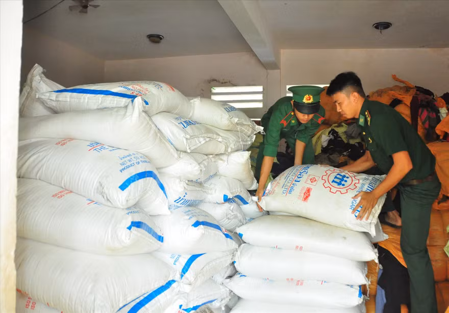 Biên phòng tỉnh An Giang phát hiện, thu giữ đường nhập lậu ẢNH: HÒA HỘI 