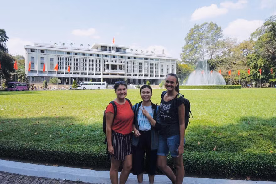 Thành viên CLB Saigon Lovers đưa du khách đi tham quan Dinh Ðộc Lập (Sài Gòn) Ảnh: U.P 