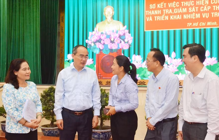 Bí thư Thành ủy TPHCM Nguyễn Thiện Nhân trao đổi với các đại biểu bên lề hội nghị Ảnh: Thành ủy TPHCM