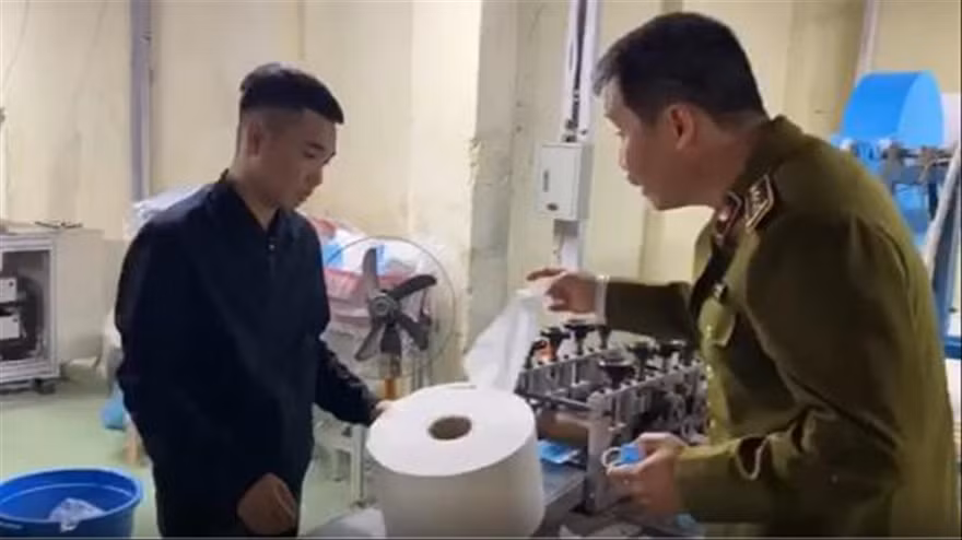 Lực lượng QLTT kiểm tra dây chuyền sản xuất khẩu trang từ giấy vệ sinh 