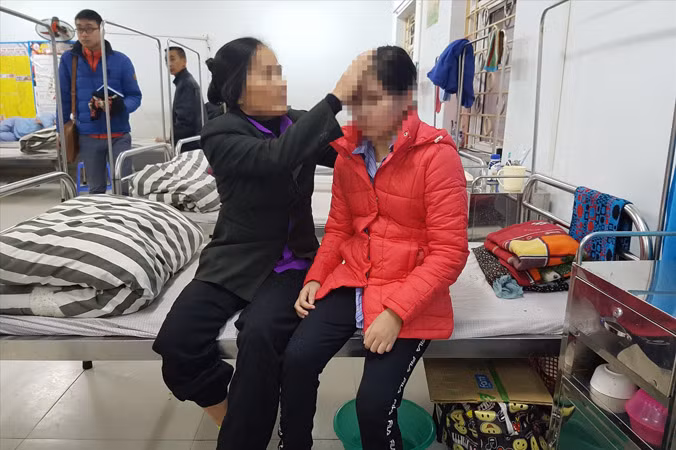 Bà Hiền đang chăm sóc con bị trầm cảm vì sử dụng điện thoại, lướt Facebook quá nhiều. Ảnh: Bình Minh.