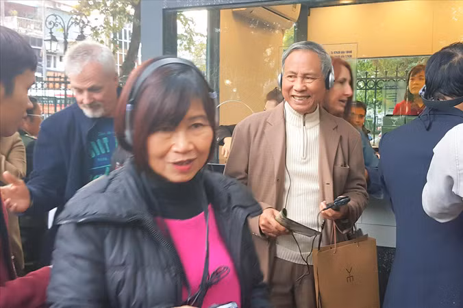 Các chuyên gia văn hóa hài lòng về trải nghiệm thiết bị thuyết minh tự động. Ảnh:Nguyên Khánh.