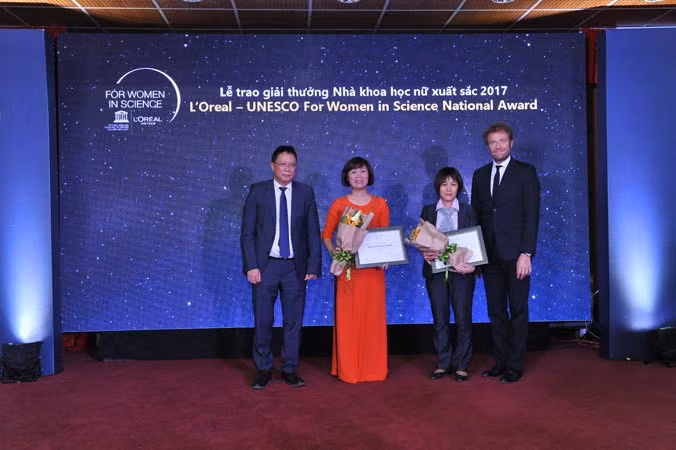 Tiến sĩ Dung nhận giải thưởng Nhà khoa học nữ xuất sắc 2017.