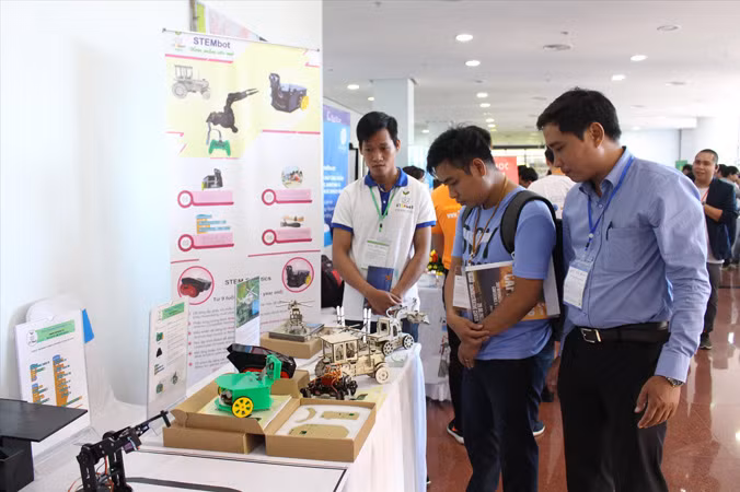 Tham gia SURF 2018, các doanh nghiệp khởi nghiệp không chỉ tìm kiếm vốn tài chính mà còn có cơ hội kết nối những đầu mối nắm giữ các nguồn vốn về con người, công nghệ, bản địa hay xã hội. Ảnh: Giang Thanh.