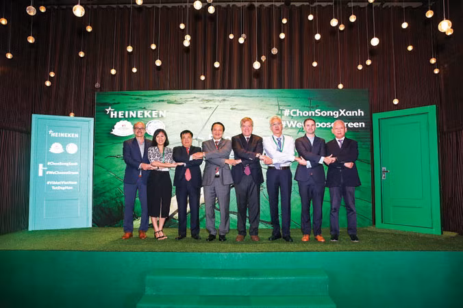 HEINEKEN Việt Nam cùng các vị khách quý chung tay phát động chiến dịch Chọn Sống Xanh. Ảnh: HEINEKEN Việt Nam.