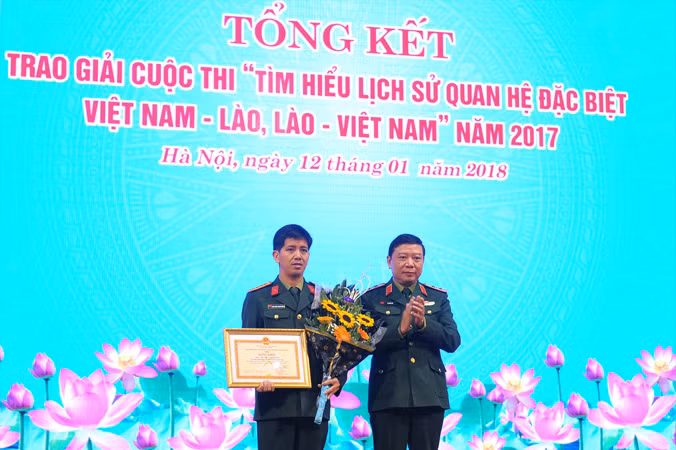 Trung tướng Lê Hiền Văn trao thưởng tác giả đạt giải Nhất. Ảnh: Xuân Tùng.