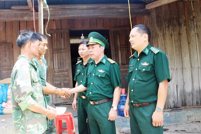 Lãnh đạo BĐBP tỉnh Đắk Lắk thăm hỏi và trao tiền hỗ trợ cho người dân. Ảnh: N.L 