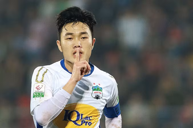 Xuân Trường ăn mừng bàn thắng vào lưới Hải Phòng, giúp HAGL có trận hoà 1-1 tại chảo lửa Lạch Tray. Ảnh: VSI.