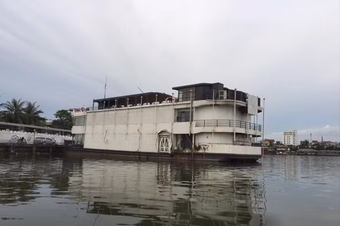 Nhà hàng nổi xuống cấp, hoen gỉ trên mặt hồ Tây.
