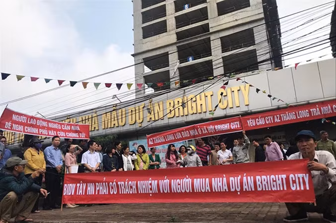 Người dân căng băng rôn phản đối chủ đầu tư Bright City.