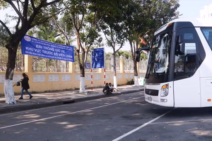 Khu vực trước Cổ Viện Chàm (quận Hải Châu) 1 trong 3 bãi giữ xe được giao cho Cty CP Đầu tư và Thương mại Thái Lâm tiến hành thu phí trông giữ xe. Ảnh: Nguyễn Thành.