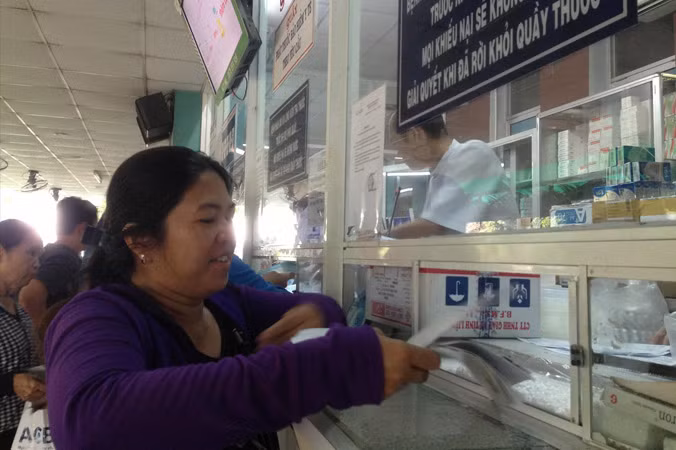 Tân dược mỗi nơi mỗi giá, người bệnh vẫn chịu thiệt.