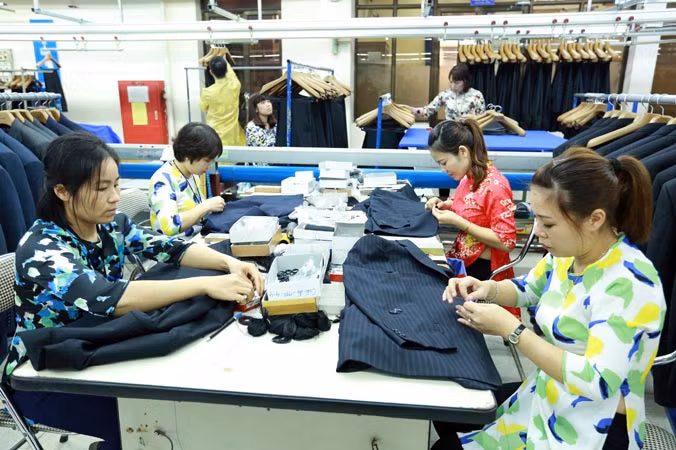 Công nhân trong giờ làm việc tại một công ty may mặc Hà Nội. Ảnh: Nhật Minh.