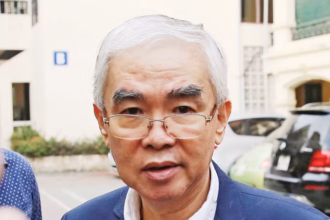 Chủ tịch VFF Lê Hùng Dũng trả lời báo chí sau cuộc làm việc với Thứ trưởng Bộ VHTTDL Lê Khánh Hải về công tác chuẩn bị tổ chức đại hội VFF khoá 8. Ảnh: Minh Châu.