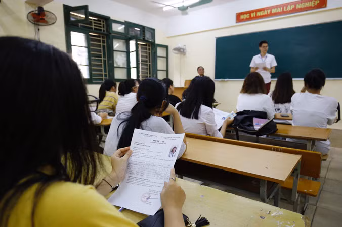 Thí sinh làm thủ tục nhập phòng thi tại trường THPT Trần Hưng Đạo, Hà Nội. Ảnh: Như Ý.