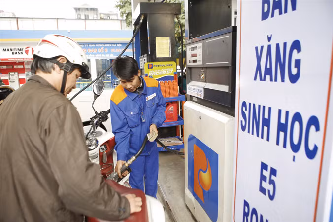 Đại diện Cục Cạnh tranh và Bảo vệ người tiêu dùng cho rằng, dù luật không cấm nhưng cũng không nên chỉ bán duy nhất xăng sinh học. Ảnh: Như Ý.