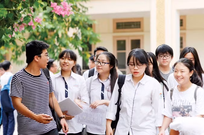 Thí sinh sau khi thi tốt nghiệp THPT tại điểm thi THCS Nguyễn Du, Hà Nội. Ảnh: Như Ý.