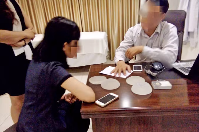 Một BS đang tư vấn túi ngực cho phóng viên. Ảnh: U.P.