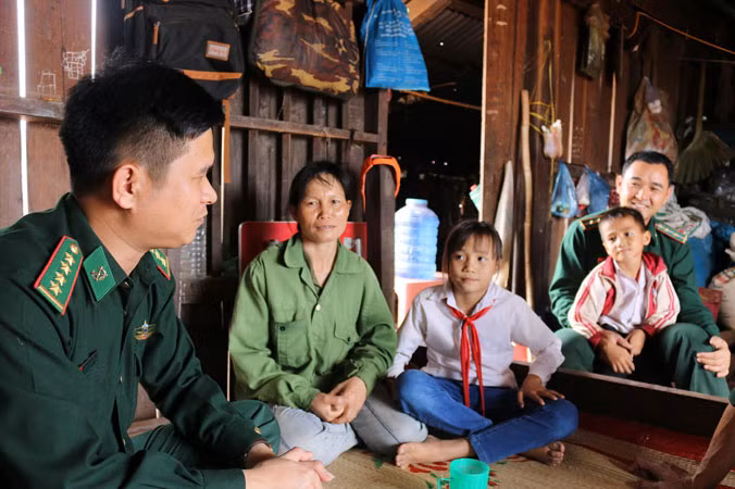 Cán bộ Ðồn Biên phòng Ea H’Leo thường xuyên thăm hỏi, giúp đỡ mẹ con chị Sách. Ảnh: N.B.