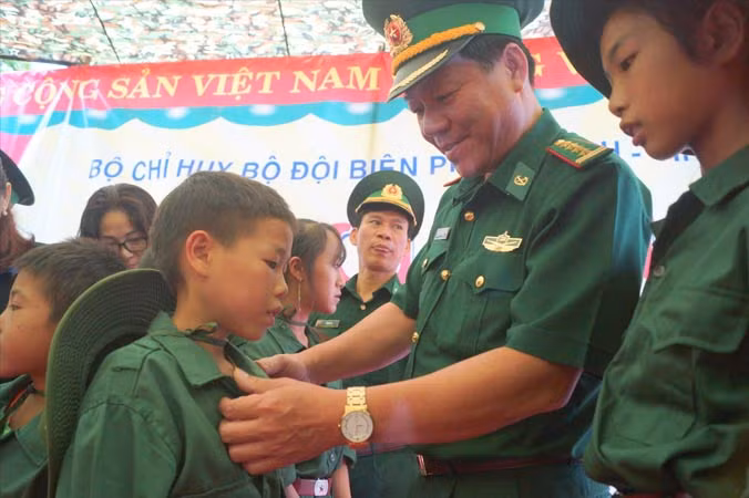 Ðại tá Văn Ngọc Quế, Phó Chủ nhiệm Chính trị BÐBP động viên các “chiến sĩ nhí” tại lễ xuất quân, sáng 20/7.