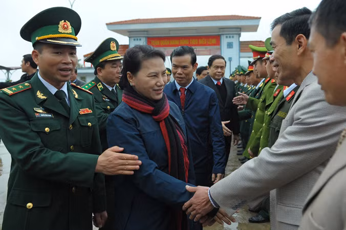 Chủ tịch Quốc hội Nguyễn Thị Kim Ngân thăm và chúc Tết cán bộ chiến sĩ Đồn Biên phòng Lũng Cú.